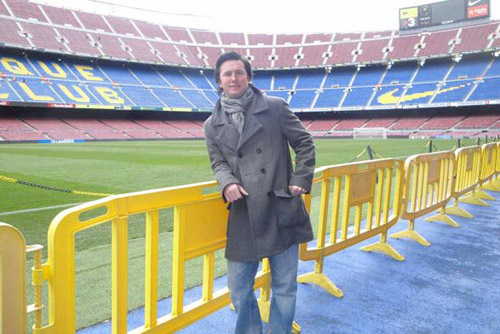 Camp Nou Experience : customer posing at the Camp Nou pitch