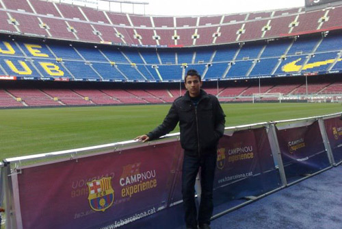 Camp Nou Experience : happy client posing at the pitch