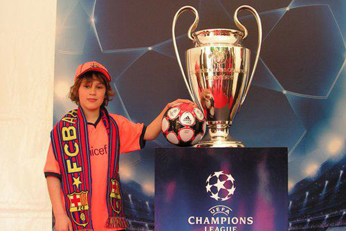 Camp Nou Experience : a customer with the Champions League trophy