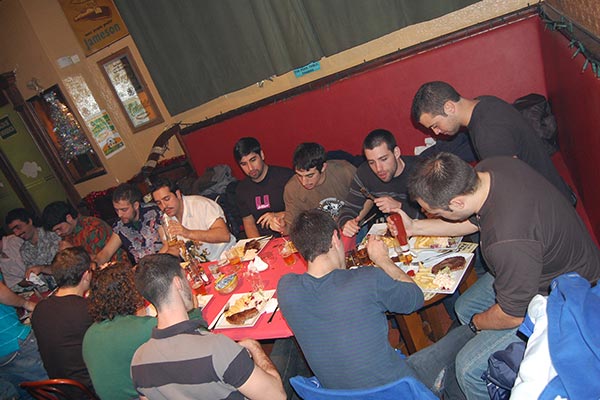 People eating at Flaherty's Irish Bar in Barcelona